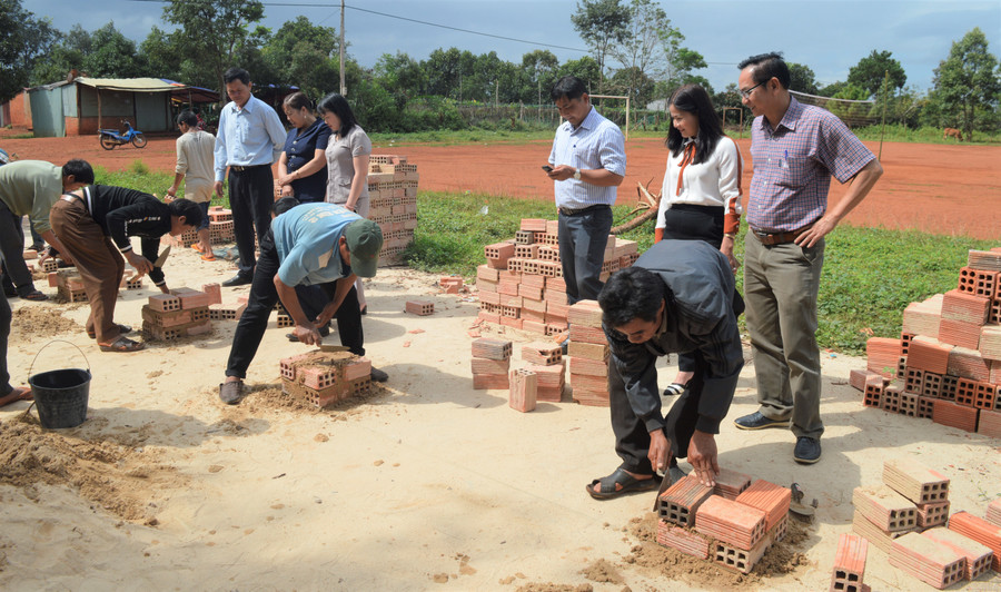 Trung tâm Giáo dục nghề nghiệp và Dạy nghề thường xuyên huyện Đak Đoa phối hợp Trường Cao đẳng Gia Lai dạy nghề xây dựng cho lao động. Ảnh. Đinh Yến.jpg