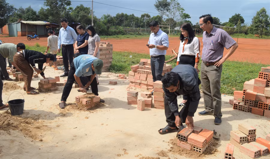 Trung tâm Giáo dục nghề nghiệp và Dạy nghề thường xuyên huyện Đak Đoa phối hợp Trường Cao đẳng Gia Lai dạy nghề xây dựng cho lao động. Ảnh. Đinh Yến.jpg