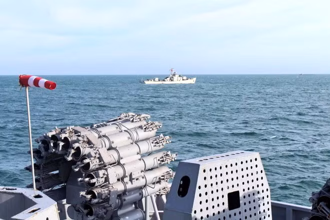  Dàn phóng rocket săn ngầm RBU-6000 trên tàu INS Kiltan, phía trước là tàu 13 của Việt Nam - Ảnh:Hải quân Ấn Độ