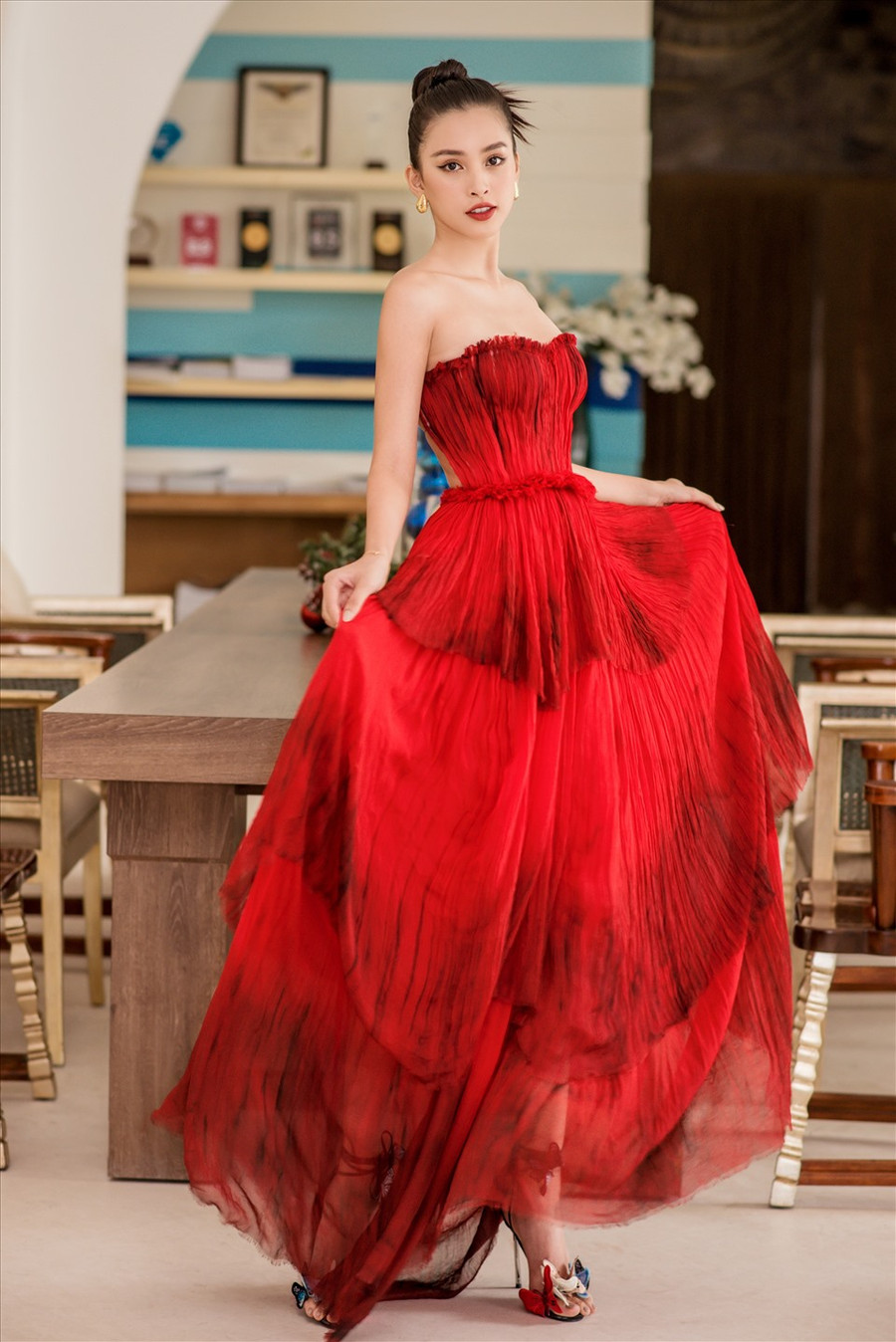 Từng chinh chiến tại một trong những đấu trường nhan sắc lớn nhất hành tinh, nàng hậu xuất hiện tự tin với vai trò mới của mình.