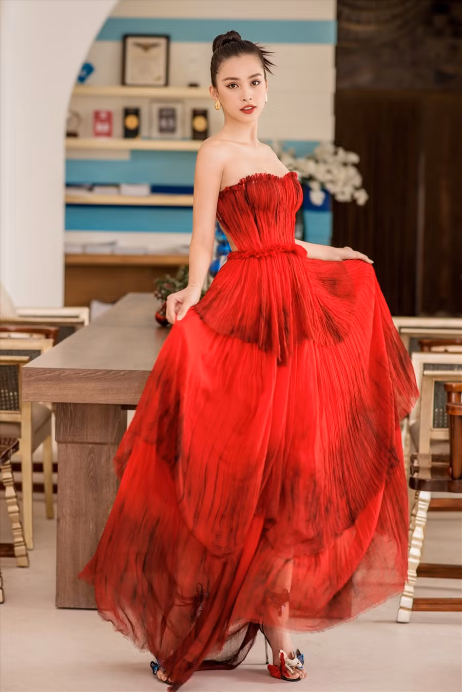 Từng chinh chiến tại một trong những đấu trường nhan sắc lớn nhất hành tinh, nàng hậu xuất hiện tự tin với vai trò mới của mình.