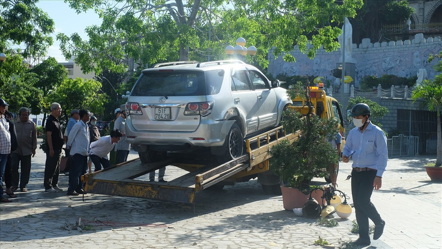 Cơ quan chức năng đưa xe ôtô gây tai nạn ra khỏi hiện trường. Ảnh: Nhiệt Băng
