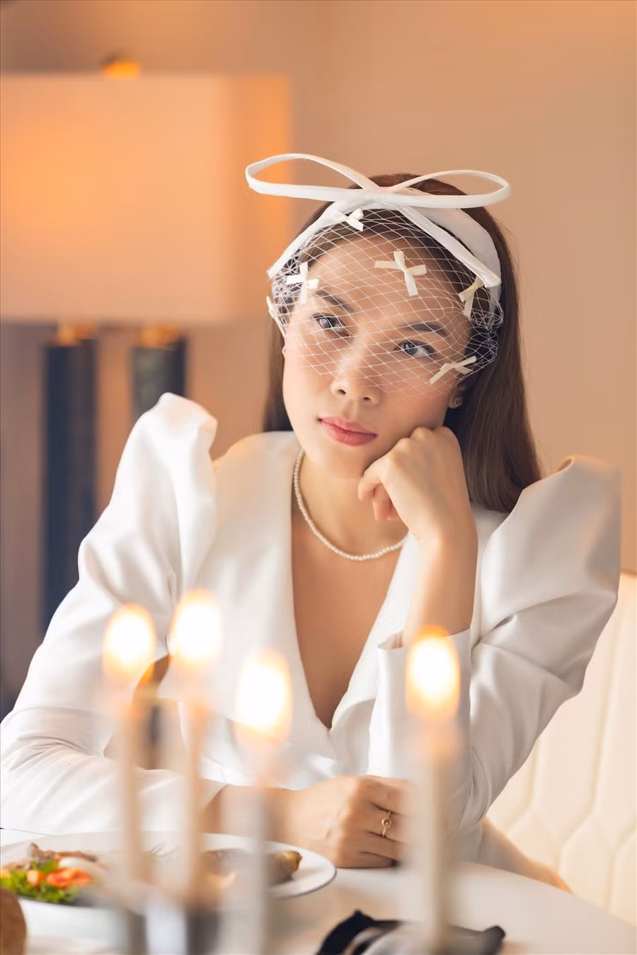 Gây chú ý trong MV chính là những bộ cánh tiểu thư kiêu kỳ, ngọt ngào của Mỹ Tâm.