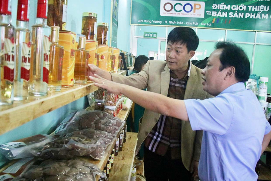 Lãnh đạo Huyện ủy Chư Pưh giới thiệu sản phẩm nông sản của địa phương trong chương trình OCOP đến các doanh nghiệp trên địa bàn huyện. Ảnh: Ngọc Thu