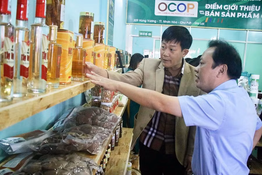 Lãnh đạo Huyện ủy Chư Pưh giới thiệu sản phẩm nông sản của địa phương trong chương trình OCOP đến các doanh nghiệp trên địa bàn huyện. Ảnh: Ngọc Thu