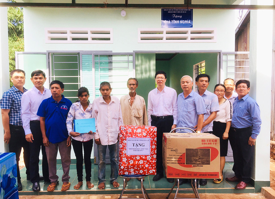 Bàn giao Nhà tình nghĩa cho ông Rơ Lan Vân (thôn Yít Tú, xã Ia Din, huyện Đức Cơ). Ảnh: Hà Phương