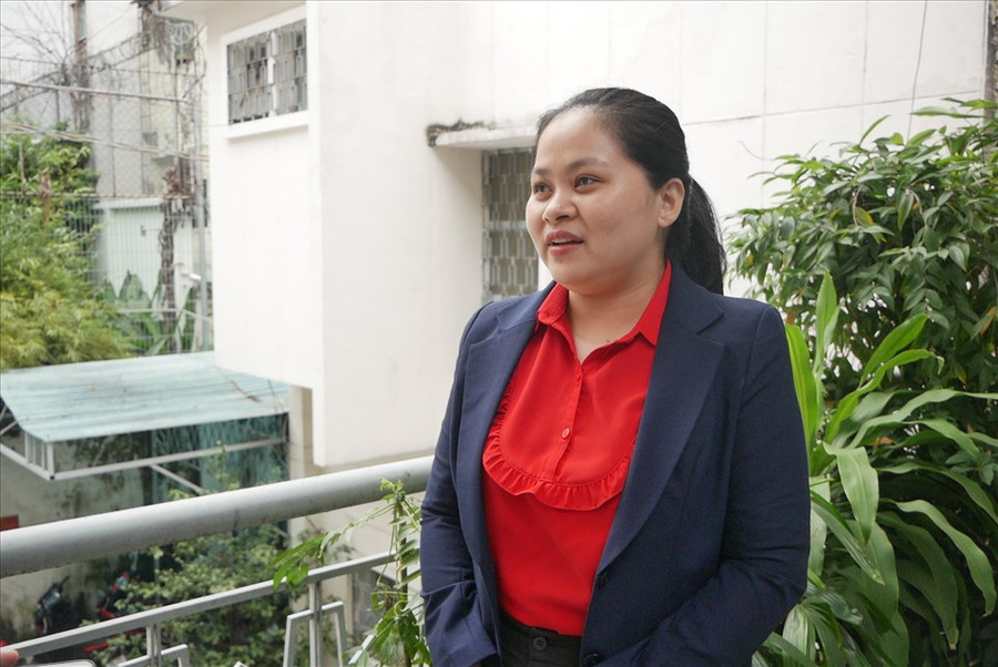 Bà Nguyễn Thị Thắng - Phó phòng Quản lý cơ sở lưu trú Sở Du lịch TPHCM trao đổi với PV Báo Lao về công tác phòng chống dich của ngành du lịch Thành phố. Ảnh: Anh Tú