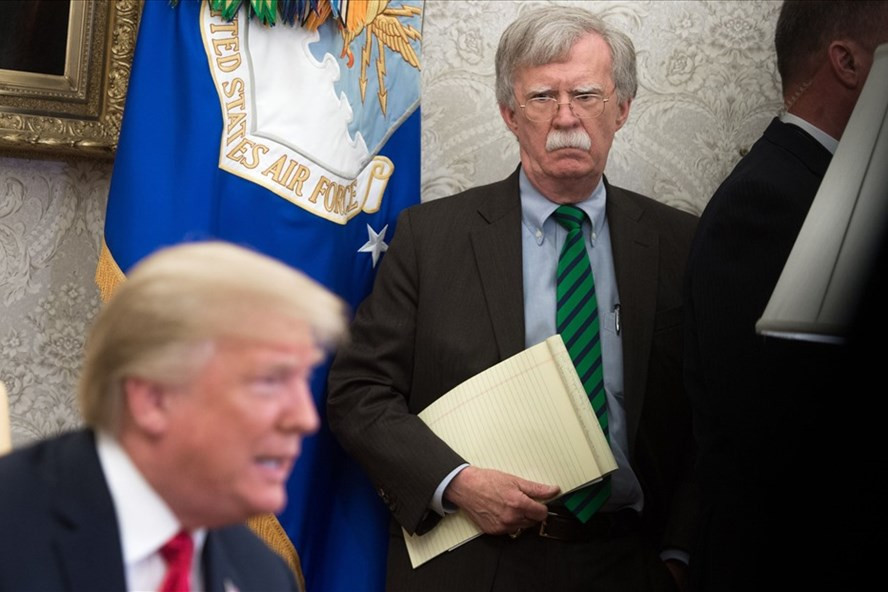 Tổng thống Donald Trump và cựu Cố vấn An ninh Quốc gia John Bolton. Ảnh: AFP