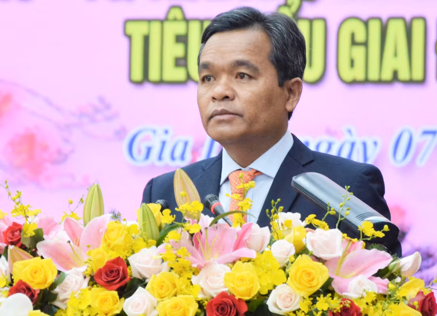 Đồng chí Hồ Văn Niên-Ủy viên dự khuyết Ban Chấp hành Trung ương Đảng, Bí thư Tỉnh ủy, Trưởng đoàn Đại biểu ôn lại truyền thống Đảng bộ tỉnh tại buổi Tọa đàm. Ảnh: Phương Linh