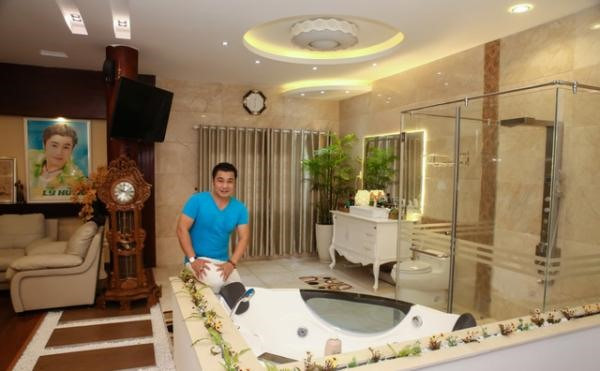 Phòng ngủ rông hơn 100 m2 được Lý Hùng phân thành hai khu. Khu vực dành cho phòng tắm, tủ quần áo, khu còn lại là không gian phòng ngủ.Ảnh: NSCC. Phòng ngủ rông hơn 100 m2 được Lý Hùng phân thành hai khu. Khu vực dành cho phòng tắm, tủ quần áo, khu còn lại là không gian phòng ngủ.Ảnh: NSCC.