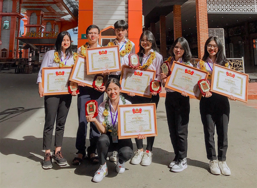 Em Nguyễn Hoàng Nguyên (đứng thứ 3 từ trái sang) cùng một số học sinh tiêu biểu trên cả nước được tuyên dương danh hiệu “Học sinh 3 tốt” cấp Trung ương. Ảnh: Mộc Trà