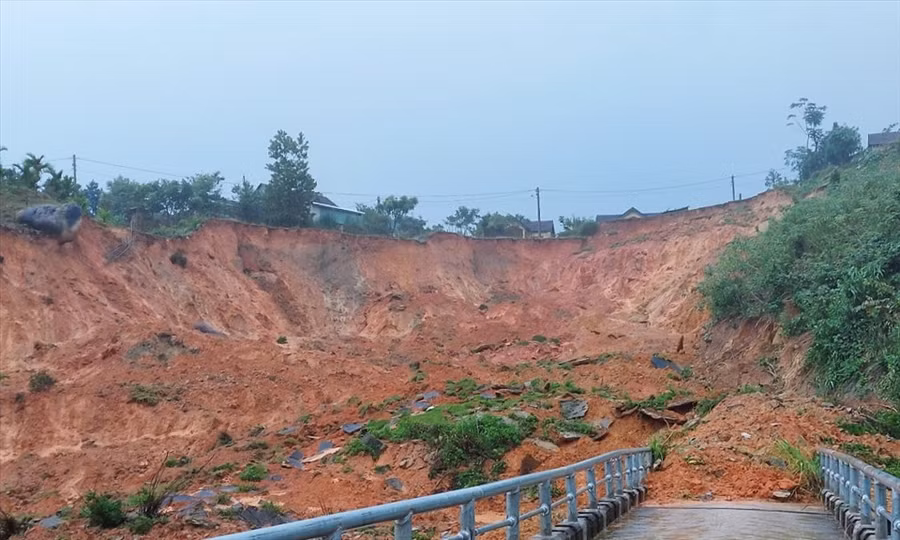 Sạt lở kinh hoàng ở khu dân cư A Nhoi 2, xã Sơn Long. Ảnh: Hà Nghiêm