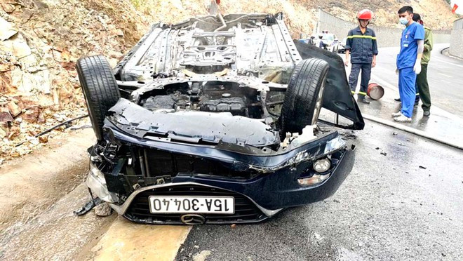 Xe ô tô bị lật ngửa sau khi đâm vào vách núi ẢNH N.H