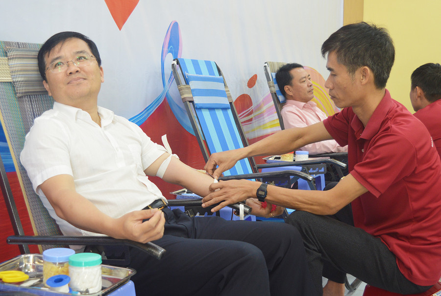 Chủ tịch kiêm Giám đốc Công ty Bùi Nghĩa Thảo tham gia hiến máu tình nguyện. Ảnh: Anh Huy  Chủ tịch kiêm giám đốc Công ty Bùi Nghĩa Thảo tham gia hiến máu tình nguyện. Ảnh: Anh Huy