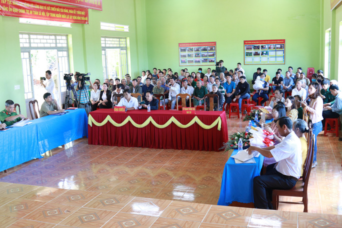 Nhiều người dân tới theo dõi buổi xin lỗi công khai