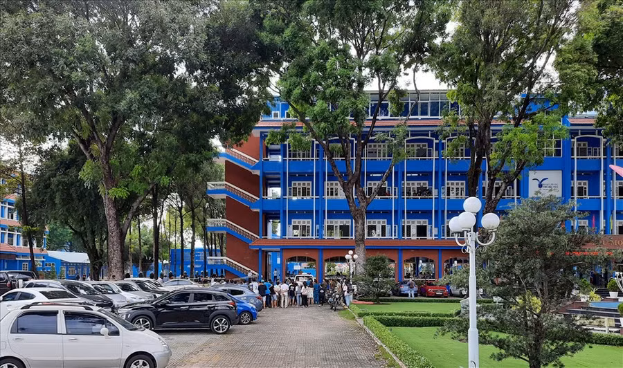  Vụ chết người xảy ra ở tòa nhà trung tâm của trường. Ảnh: Đình Trọng