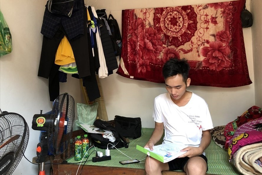  Công nhân đang rất mong chờ khoản thưởng Tết. Trong ảnh: Một nam công nhân trong phòng trọ thuộc khu công nghiệp Thăng Long (Đông Anh, Hà Nội). Ảnh minh hoạ. Ảnh: Bảo Hân.