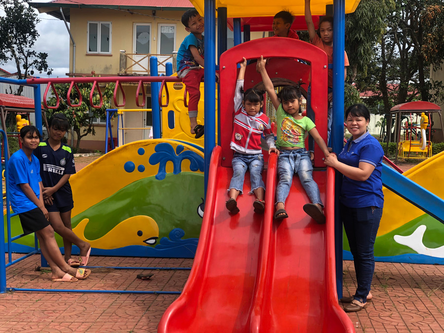 Chị Hồ Thị Lượng chơi cùng các em nhỏ tại Trung tâm BTXHTH tỉnh. Ảnh: Đinh Yến