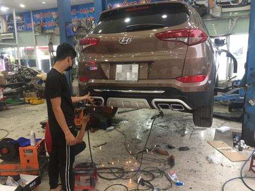Dịch vụ gắn thêm phụ kiện cho ôtô dịp cuối năm khá đắt khách