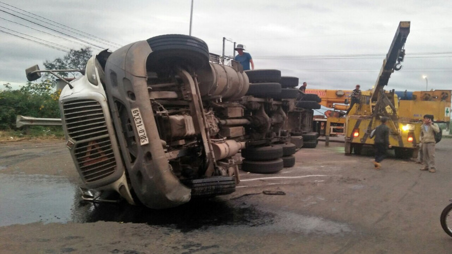  Chiếc xe container bị lật ngang ra đường. Ảnh: Văn Ngọc