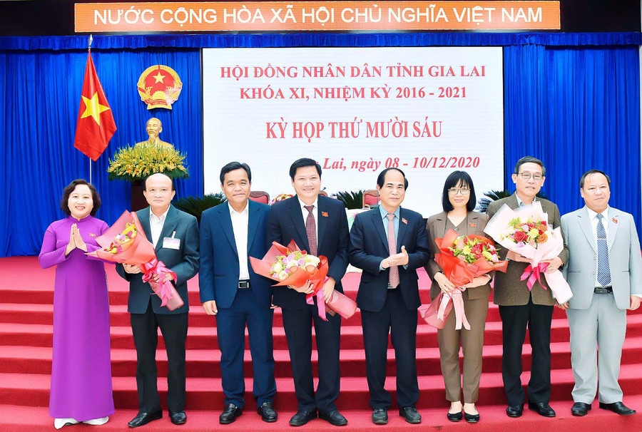 Các đồng chí lãnh đạo tỉnh tặng hoa và chúc mừng các đồng chí vừa được đại biểu bầu Phó Chủ tịch HĐND, Phó Chủ tịch UBND và thành viên UBND tỉnh. Ảnh: Đức Thụy các đồng chí lãnh đạo tỉnh tặng hoa và chúc mừng các đồng chí vừa được đại biểu bầu phó chủ tịch hội đồng, phó chủ tịch ủy ban và thành viên ủy ban