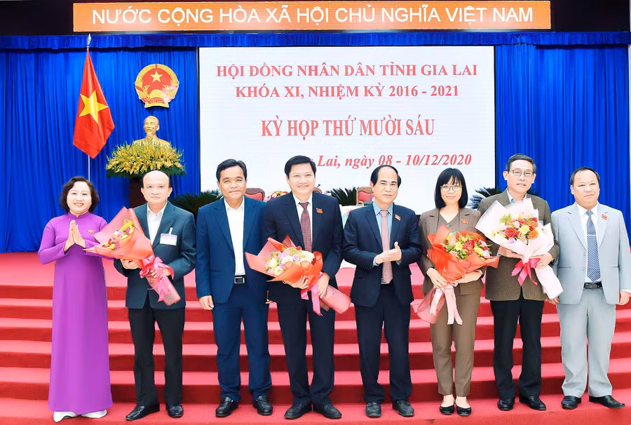 các đồng chí lãnh đạo tỉnh tặng hoa và chúc mừng các đồng chí vừa được đại biểu bầu phó chủ tịch hội đồng, phó chủ tịch ủy ban và thành viên ủy ban