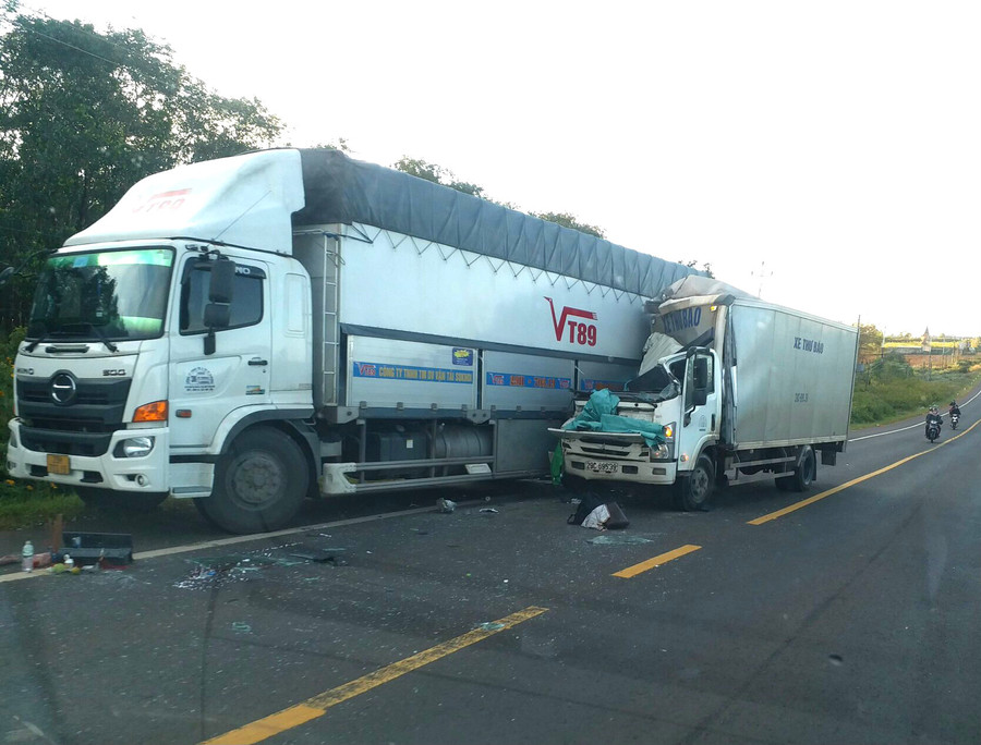 Hiện trường vụ tai nạn khiến anh Hòa tử vong. Ảnh: Văn Ngọc