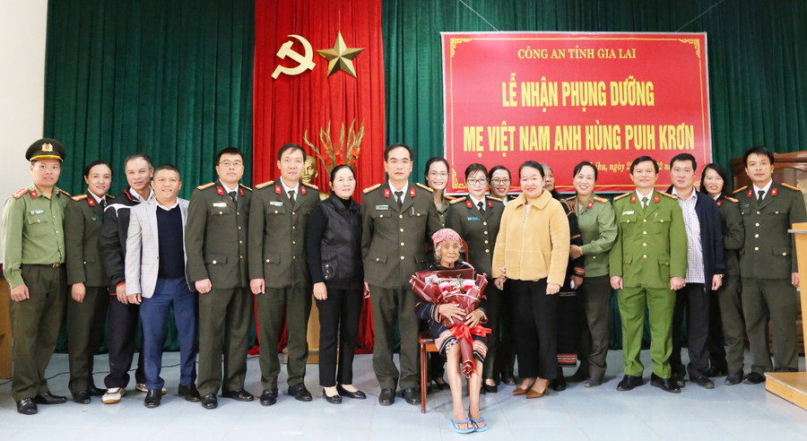 Công an tỉnh đã nhận phụng dưỡng suốt đời với Mẹ Puih Krơn. Ảnh: Văn Ngọc