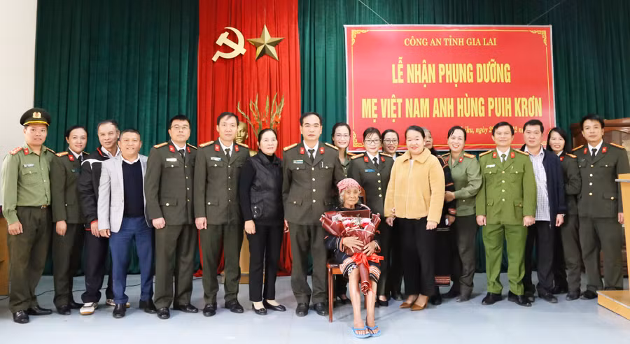 Công an tỉnh đã nhận phụng dưỡng suốt đời với Mẹ Puih Krơn. Ảnh: Văn Ngọc