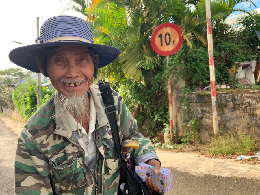 Dù hành trình bán vé số nhiều khó khăn nhưng ông Lê Văn Nhứt vẫn luôn vui vẻ. Ảnh: Phương Linh