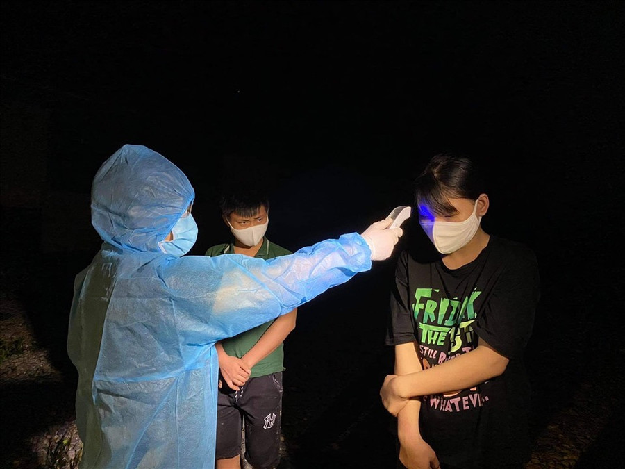  Công tác kiểm dịch y tế đối với các trường hợp nhập cảnh trái phép. Ảnh: Thùy Linh