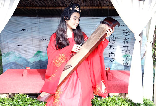 Cô bé tạo dáng với cây đàn giống như những mỹ nhân thời xưa. Hạt Dẻ được mẹ nhận xét là người sống tình cảm, lo lắng cho các thành viên trong gia đình. Dạ Thảo kể: 