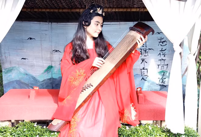 Cô bé tạo dáng với cây đàn giống như những mỹ nhân thời xưa. Hạt Dẻ được mẹ nhận xét là người sống tình cảm, lo lắng cho các thành viên trong gia đình. Dạ Thảo kể: 