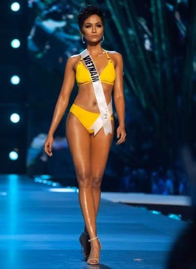 H'hen Niê sở hữu chiều cao 1m73. Cô cũng được đánh giá là một trong những mỹ nhân sở hữu đôi chân dài và đẹp nhất showbiz. Với chiều dài 1m13, đôi chân của người đẹp trông quyến rũ và gợi cảm.