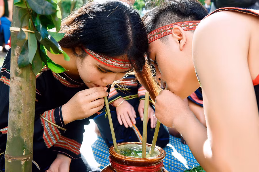 Chú rể và cô dâu mời rượu chúc sức khỏe, tạ ơn Già làng và bậc sinh thành.