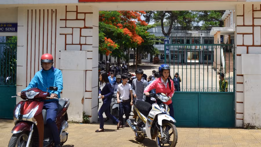 Gia đình, nhà trường cần quan tâm, nhắc nhở thường xuyên con em mình về vấn đề sử dụng xe gắn máy đến trường. Ảnh Hải Lê