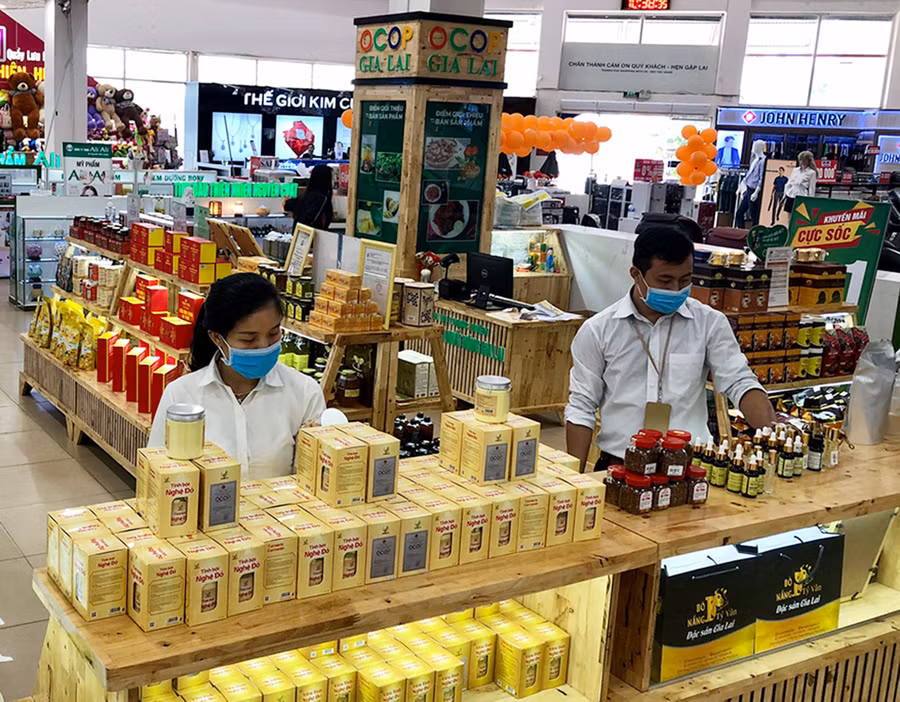 Gian hàng trưng bày và bán các sản phẩm OCOP của tỉnh tại Siêu thị Co.op Mart Pleiku. Ảnh: Lê Nam