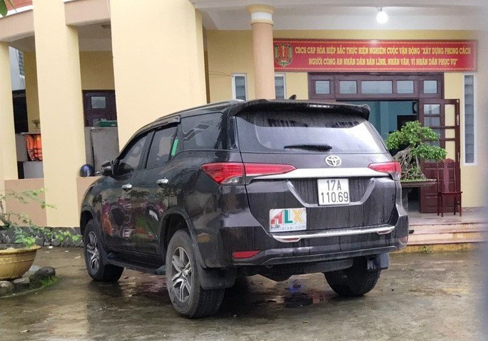 Ô tô chở nhóm người Trung Quốc nghi nhập cảnh trái phép tại trụ sở công an