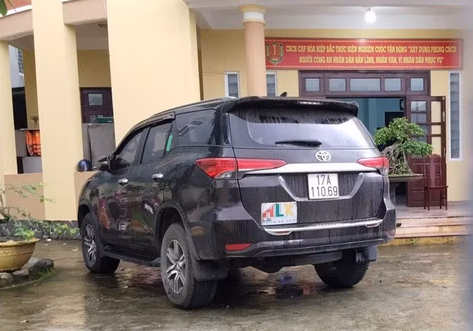 Ô tô chở nhóm người Trung Quốc nghi nhập cảnh trái phép tại trụ sở công an