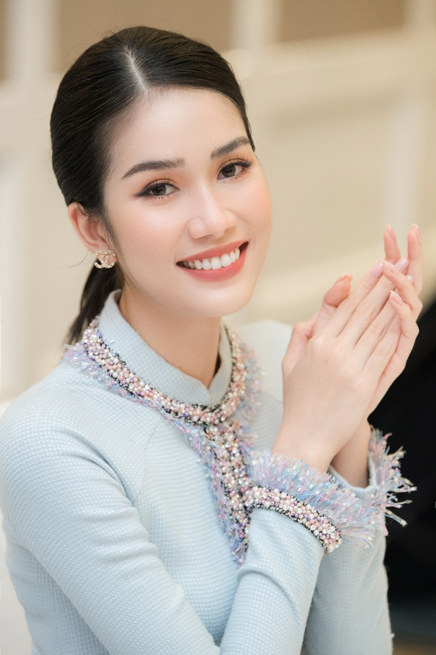 Xuất hiện trong sự kiện này, Á hậu Phương Anh diện áo dài cách tân với màu sắc nhã nhặn, tinh tế. Bộ trang phục tôn khéo vóc dáng thon thả đúng chuẩn vẻ đẹp thuần Việt của Á hậu Phương Anh.