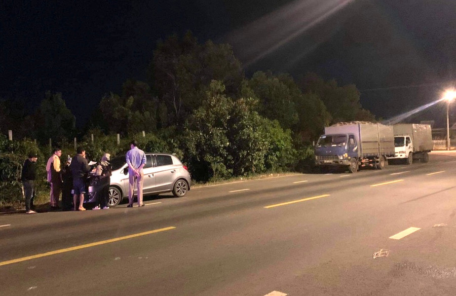 Lực lượng Công an đã lập biên bản với 2 xe tải chở mủ cao su gây ô nhiễm môi trường. Ảnh: Văn Ngọc