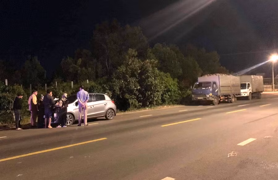 Lực lượng Công an đã lập biên bản với 2 xe tải chở mủ cao su gây ô nhiễm môi trường. Ảnh: Văn Ngọc