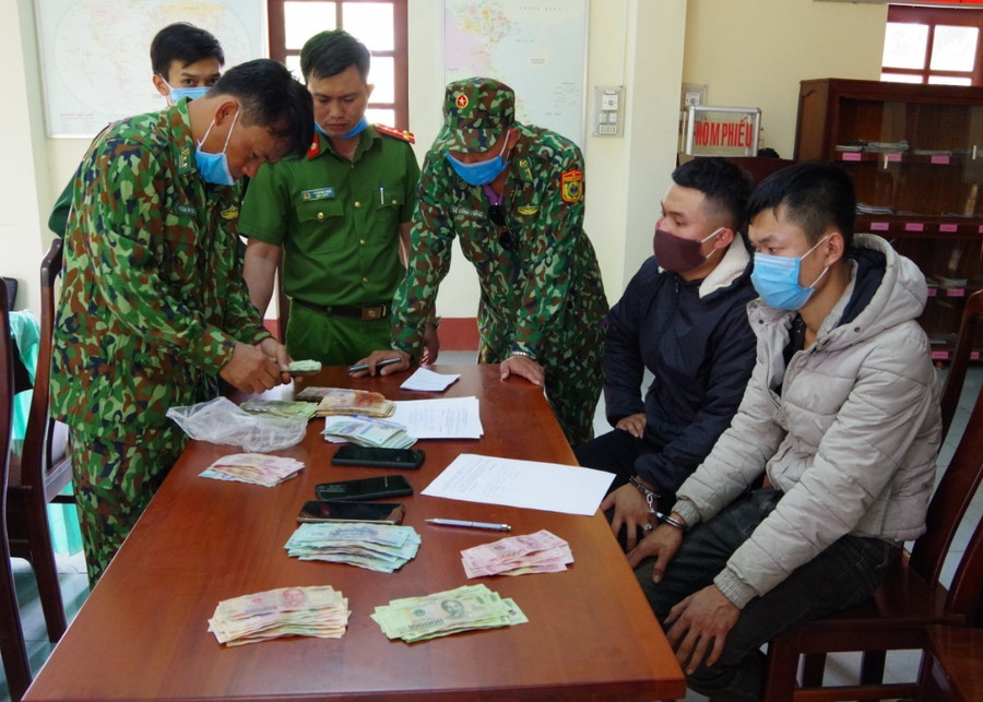 Ngoài 150 kg pháo lậu, lực lượng chức năng còn thu giữ hơn 100 triệu đồng cùng điện thoại, xe máy đối tượng dùng để giao dịch. Ảnh: Anh Huy