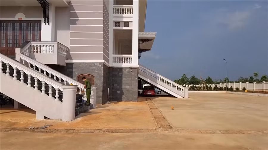  Hiện trường ông Phước nhảy lầu tự tử. Ảnh: Dương Bình