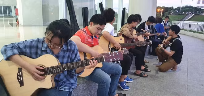 Tại lớp học, các bạn trẻ được truyền đạt những bài học cơ bản về guitar ẢNH: TẤN ĐẠT