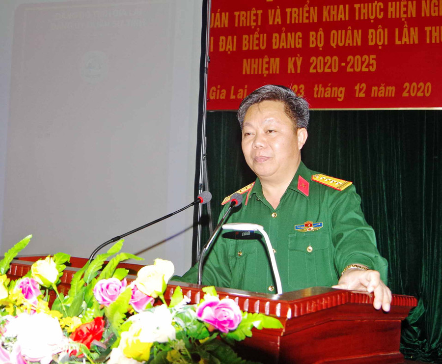 Đại tá Lê Tuấn Hiền-Phó Bí thư Đảng ủy Quân sự tỉnh, Chính ủy Bộ Chỉ huy Quân sự tỉnh, quán triệt Nghị quyết. Ảnh: Huy Bắc;