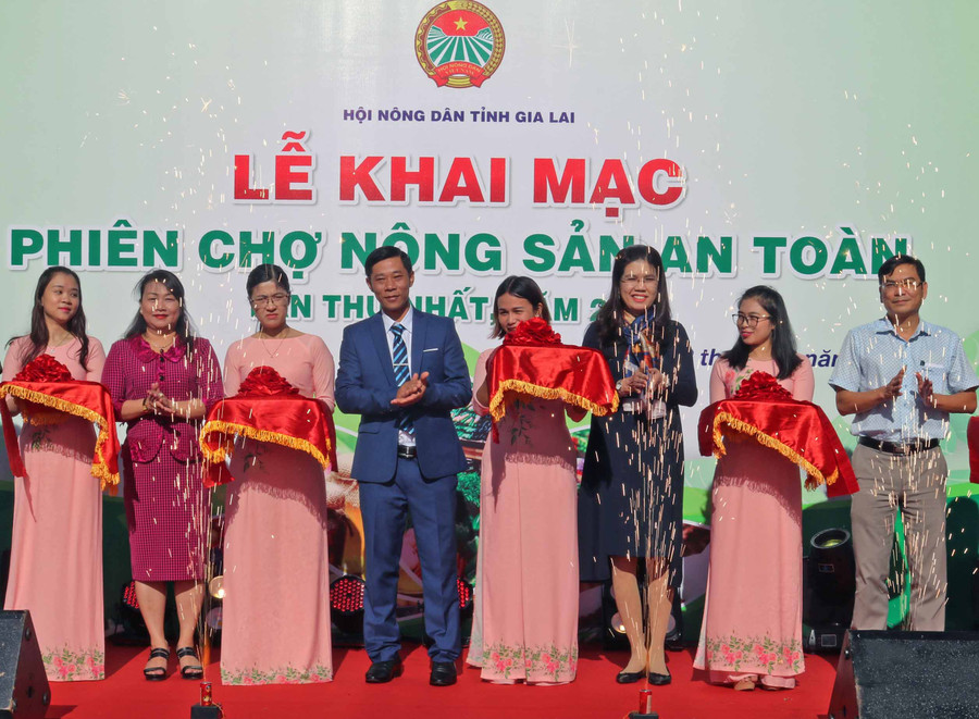 Cắt băng khai mạc phiên chợ. Ảnh: Ngọc Sang 
