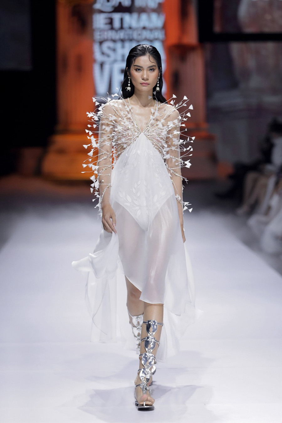 Qua bộ sưu tập lần này, Đỗ Long muốn khắc hoạ vẻ đẹp thanh tao, thoát tục, đầy huyền bí như câu chuyện của người phụ nữ đẹp mang theo mình những bí mật.