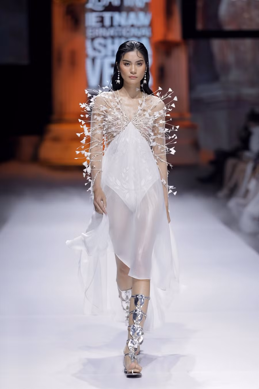 Qua bộ sưu tập lần này, Đỗ Long muốn khắc hoạ vẻ đẹp thanh tao, thoát tục, đầy huyền bí như câu chuyện của người phụ nữ đẹp mang theo mình những bí mật.