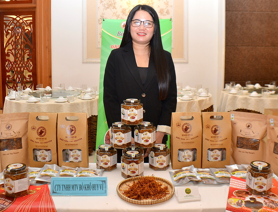 Bà Trần Thị Diễm Kiều-Phó Giám đốc Công ty TNHH một thành viên Bò khô Huy Vũ Đak Đoa giới thiệu các sản phẩm OCOP của doanh nghiệp. Ảnh: Lê Nam Chị Trần Thị Diễm Kiều giới thiệu các sản phẩm bò khô Huy Vũ đạt sản phẩm OCOP năm 2019. Ảnh: Lê Nam